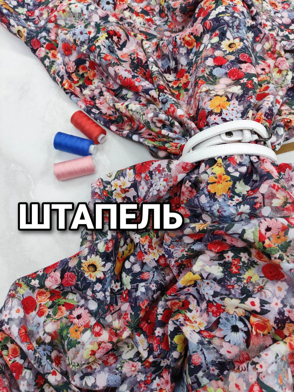 Ткань штапель цветочная композиция в красном цвете купить- пальмира