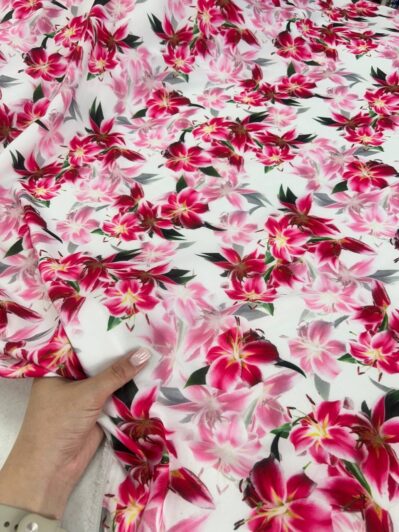 Ткань штапель твилл (бельмондо, полиэстер) лилии на молочном фоне на летние платья, юбки купить оптом- ПАЛЬМИРА ТЕКСТИЛЬ