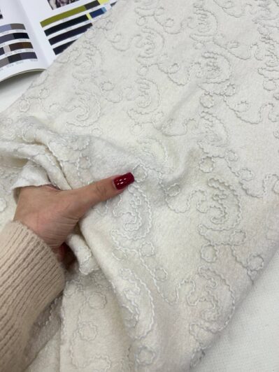 Ткань Шерсть Пальтовая с вышивкой в молочном цвете на пальто купить оптом - Пальмира